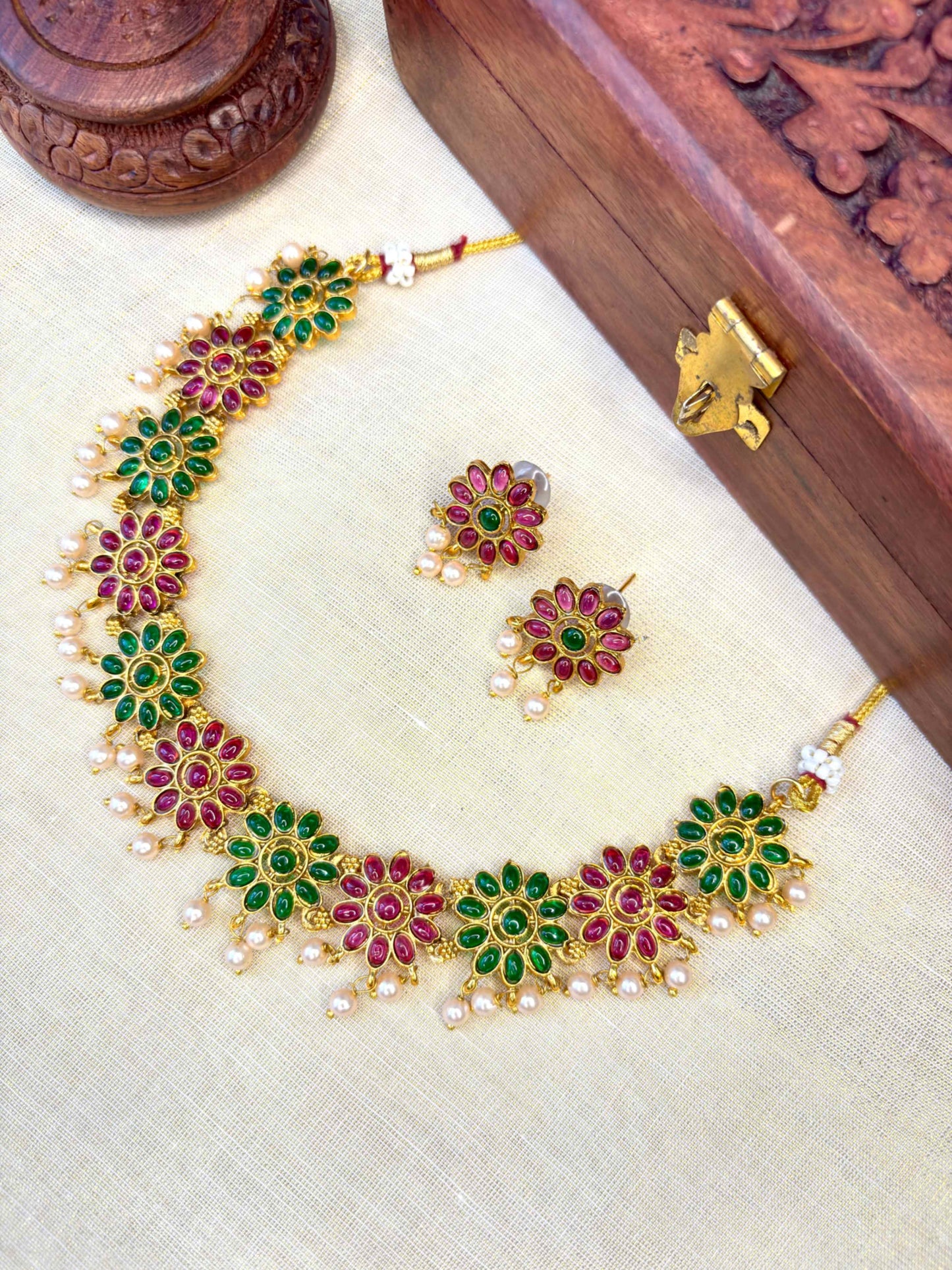 Floral Choker with Pearl